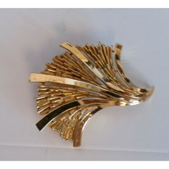 Vintage Trifari Gold Tone Brooch Pin Scalloped Design '55-'69 - Picture 4 of 8